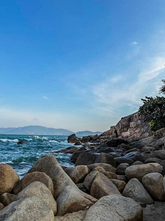 Stunning sunrise over giants handprint rock and bay