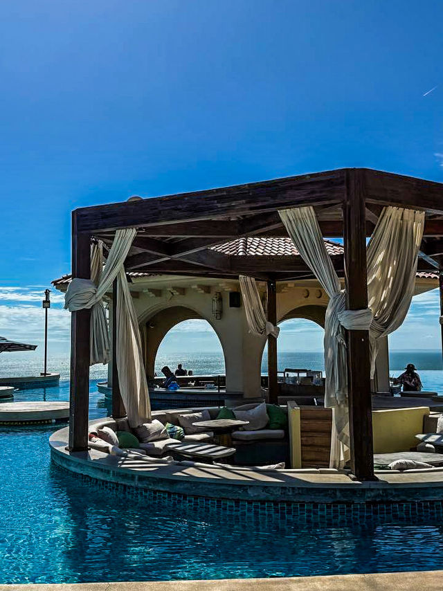 Infinity pool overlooking the sea at Mui Ne water castle