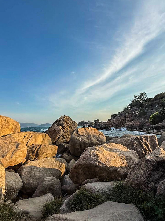 Stunning sunrise over giants handprint rock and bay