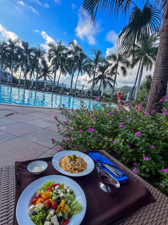 Complimentary towel and sun lounger Diamond Bay Resort day pass