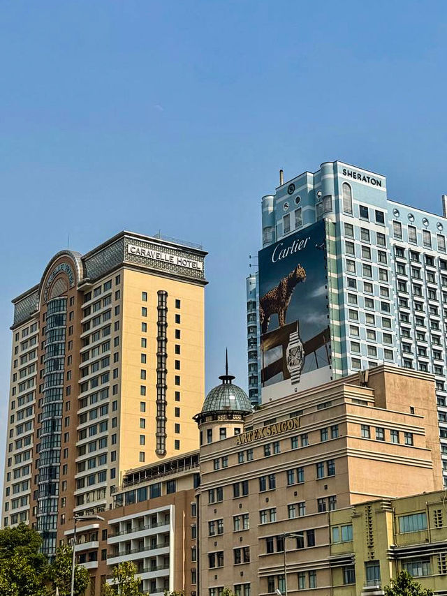 Ben Thanh Market and roundabout from Saigon open‑top bus