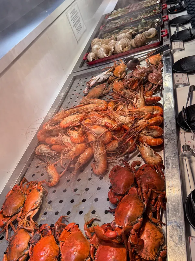 Live seafood station with fresh crabs and shrimp at QooQoo Buffet Nha Trang