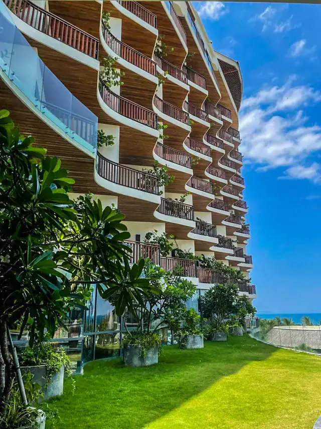 Amiana Resort Nha Trang infinity pool overlooking the private beach and ocean