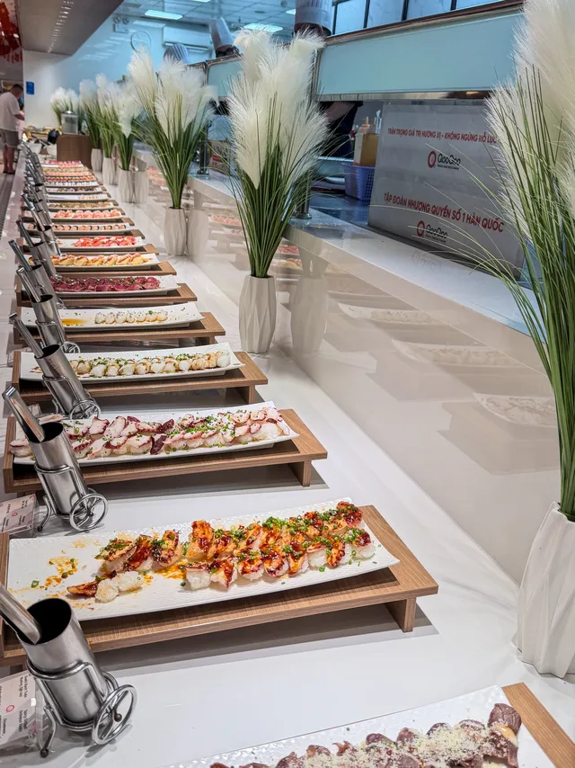 Sushi and rolls platter displayed at QooQoo Buffet Nha Trang