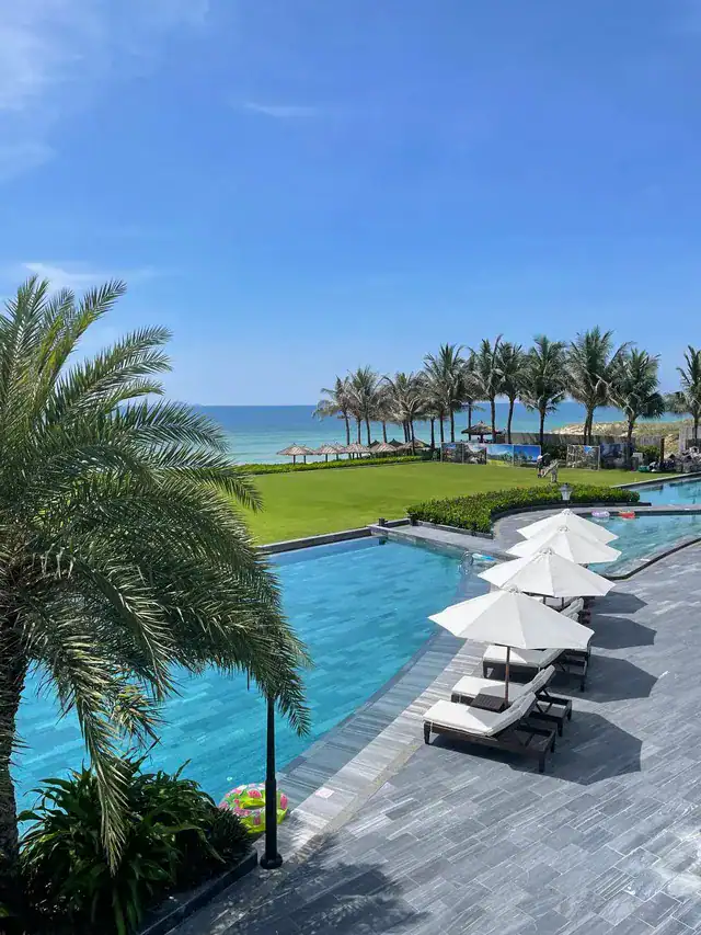 Axi Beach Lounge Cam Ranh quiet beach with white sand and clear water near airport