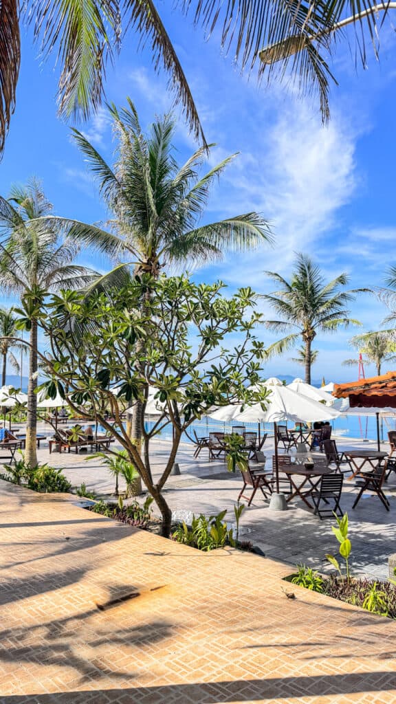 Budget airport hotel Tuana Cam Ranh with swimming pool and sea view

