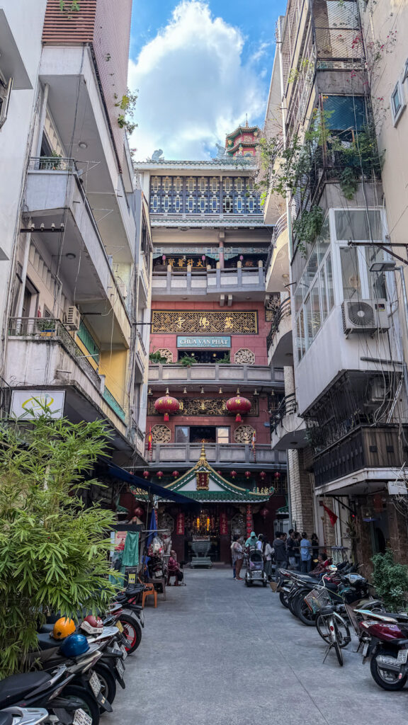Chùa Vạn Phật Saigon golden Buddhas and giant jade reclining Buddha