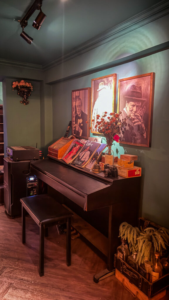 Whisky's House Saigon leather armchairs and single malt whisky