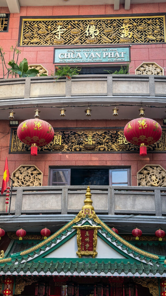 Chùa Vạn Phật Saigon golden Buddhas and giant jade reclining Buddha