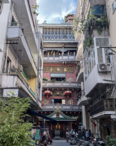 Chùa Vạn Phật Saigon golden Buddhas and giant jade reclining Buddha