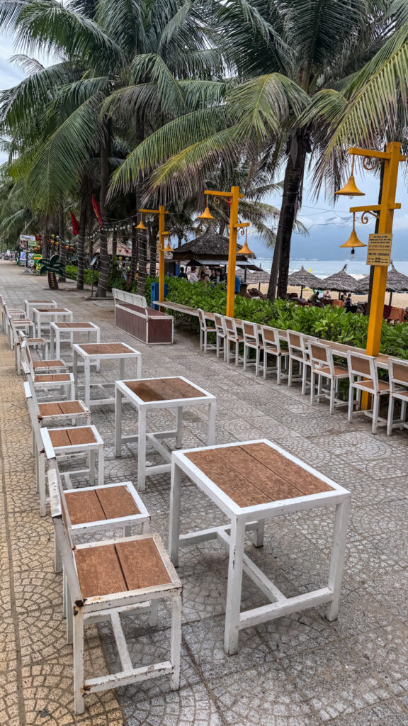 My Khe Promenade Da Nang beach walk along Võ Nguyên Giáp with palm trees and ocean view

