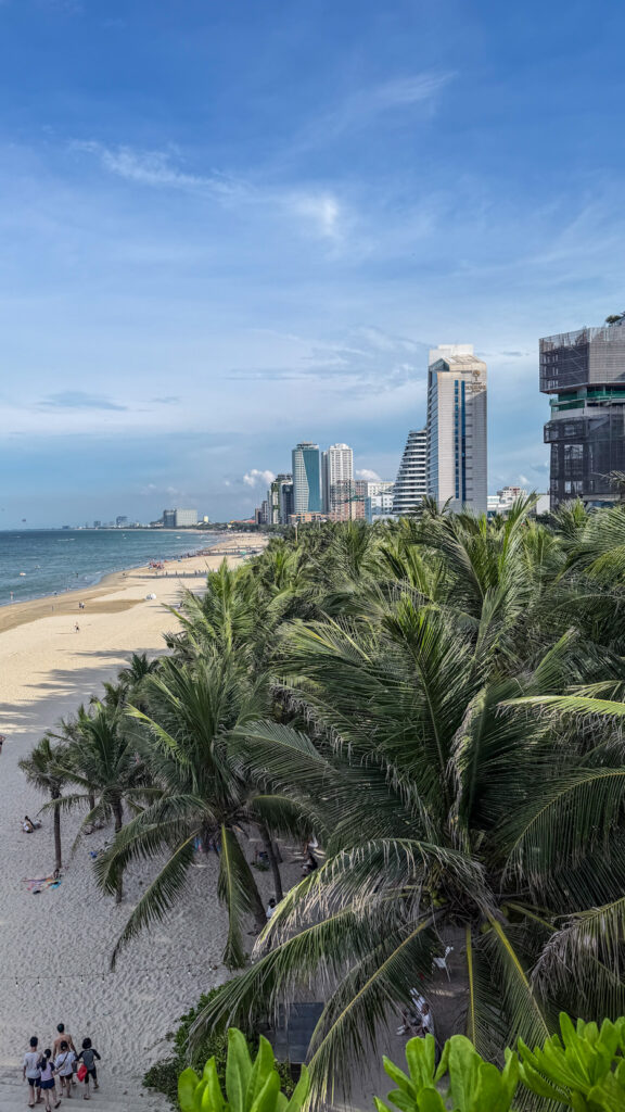 My Khe Promenade Da Nang beach walk along Võ Nguyên Giáp with palm trees and ocean view

