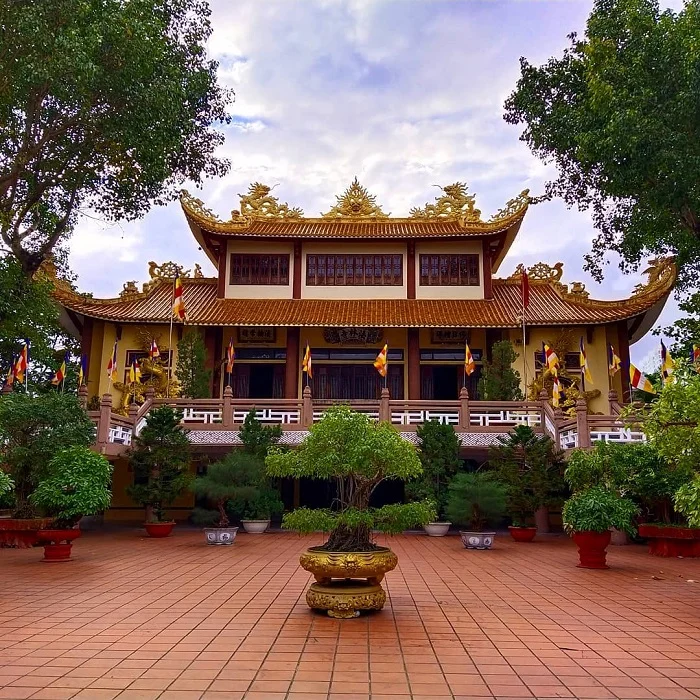 Stunning Temples and a Pink Cathedral in Da Nang