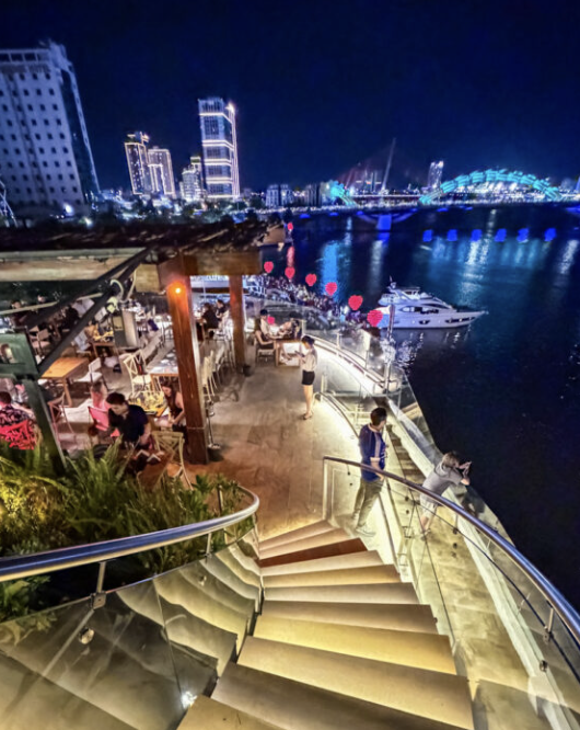 Unforgettable Dragon Bridge Fire Show Aboard a Yacht Dinner