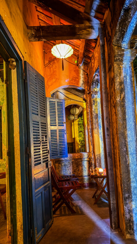 Cocktail bar with courtyard and candlelight in Hoi An

