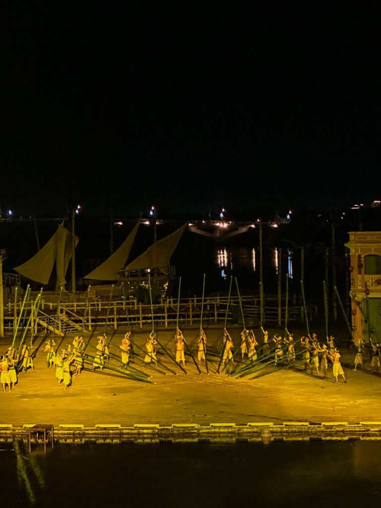 Hoi An Memories Show ao dai finale with hundreds of performers in white silk