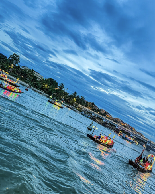 Essential Night in Hoi An: Market, Lanterns, and Bridge