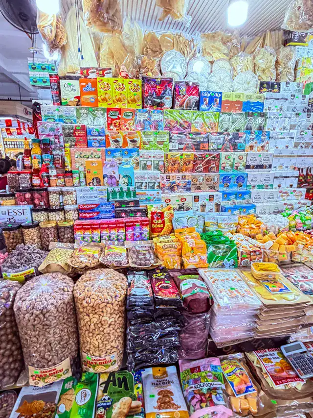 A busy day at Han Market.