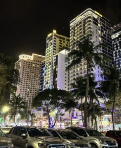 越南酒店价格信息图，展示从经济型到豪华型的真实酒店价格